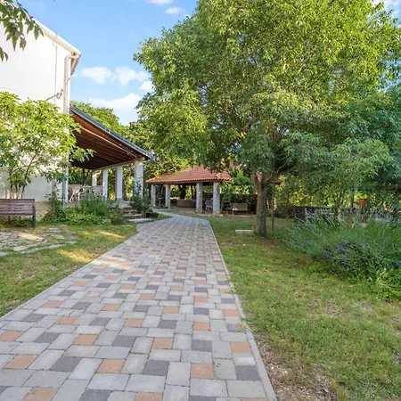 Stunning In Vikendica Lozovac