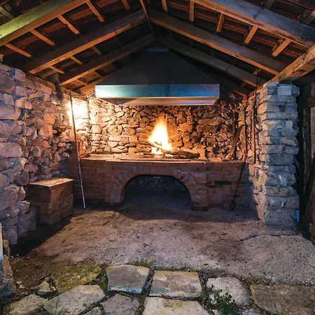 Lovely In With Kitchen Holiday home Lozovac